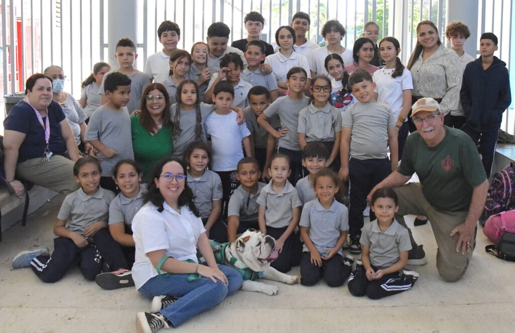 Alumnos de la escuela Mildred Arroyo Cardosa en Puerto Real, Cabo Rojo junto a Tarzán XII