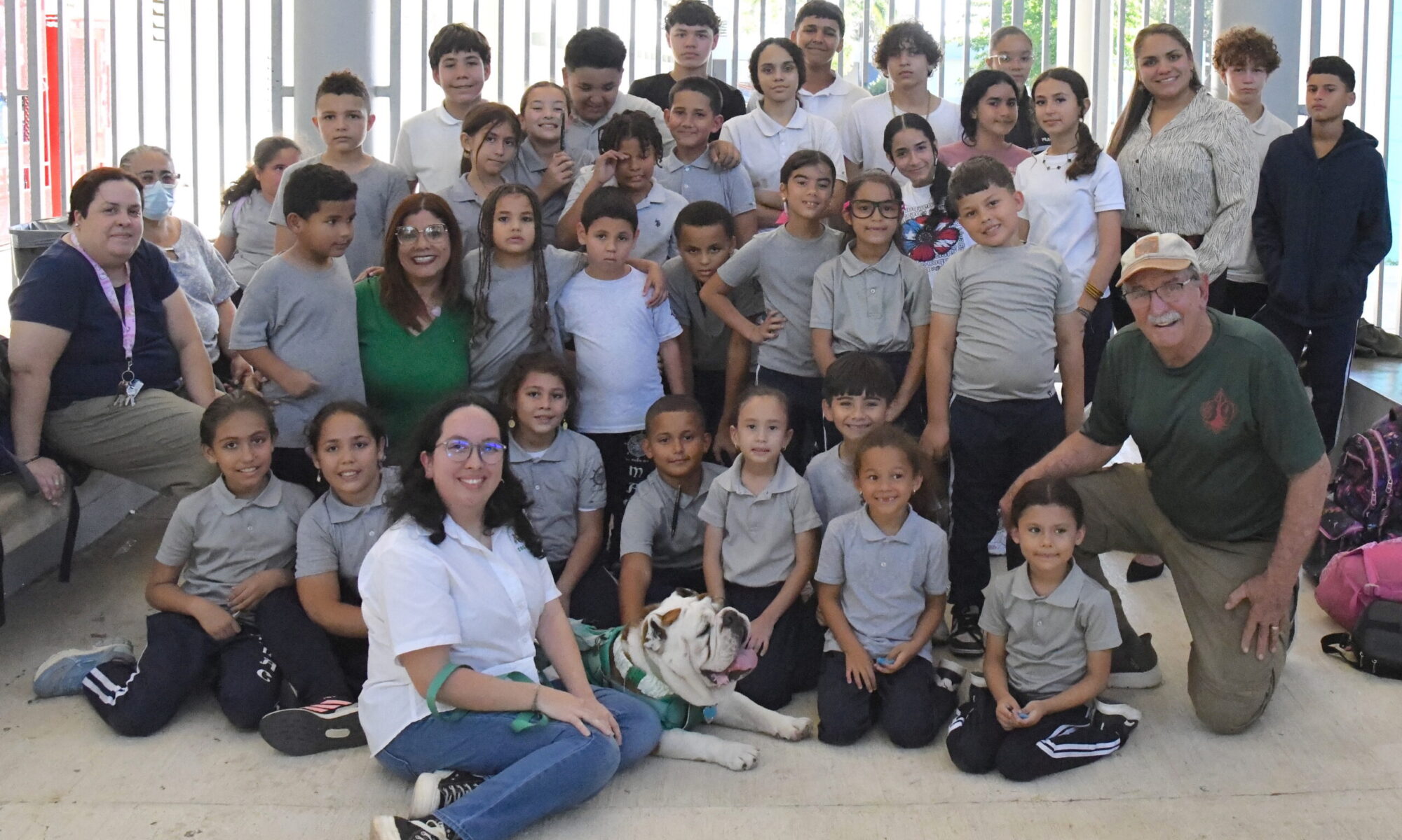 Alumnos de la escuela Mildred Arroyo Cardosa en Puerto Real, Cabo Rojo junto a Tarzán XII
